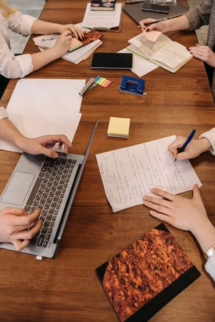 Vue rapprochée des mots Plan Marketing imprimés sur un papier marron, thème conceptuel et professionnel.